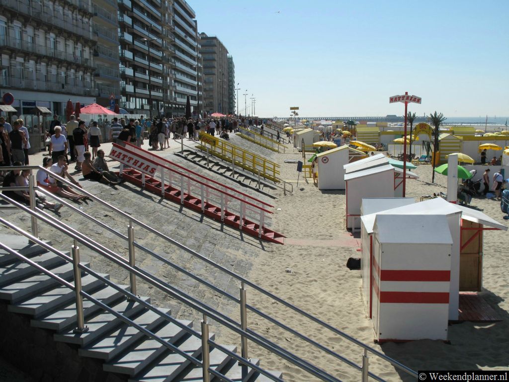 In de Belgische kustplaatsen is men niet terughoudend geweest met de slopershamer. Verwacht dus aan de boulevard geen romantisch hotel uit de Belle Epoque .